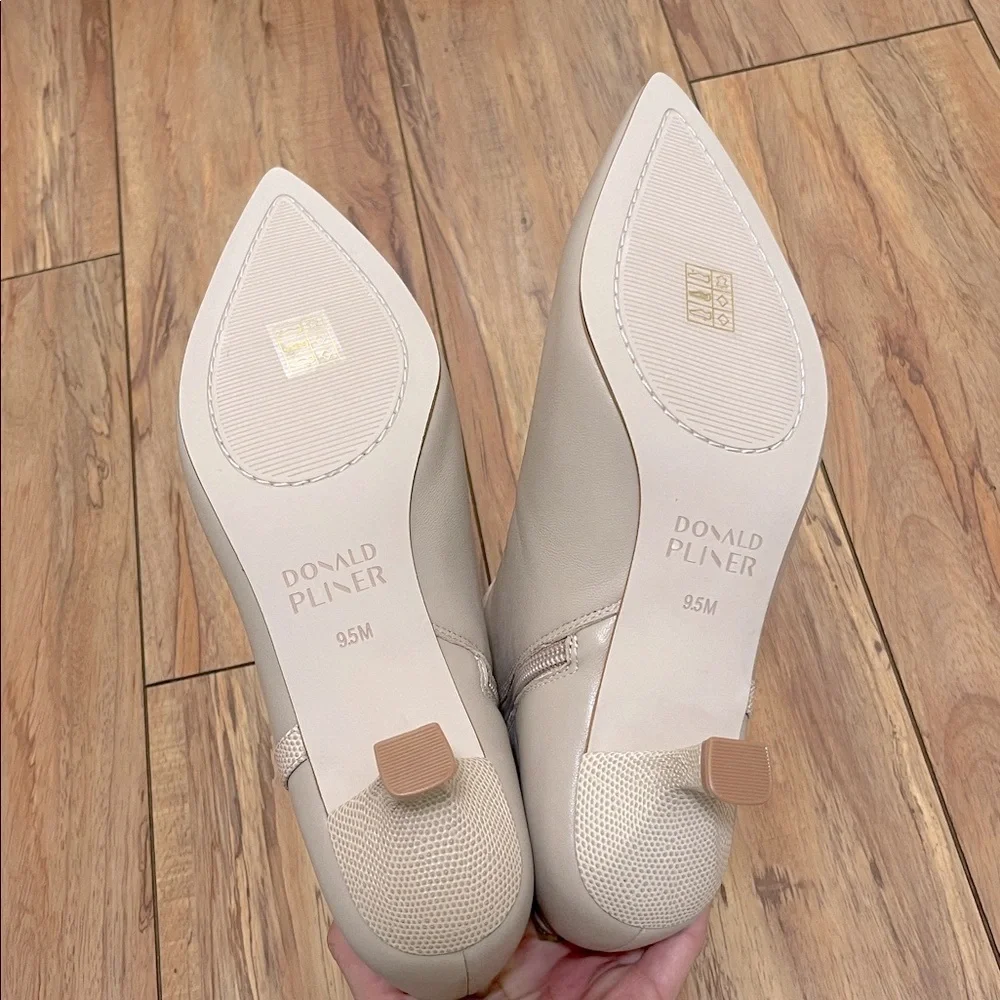 NIB DONALD PLINER Cindia Leather Bootie in Sand